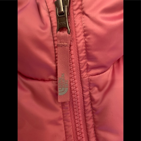 Girl’s North Face Pink Quilted Vest - Picture 4 of 6